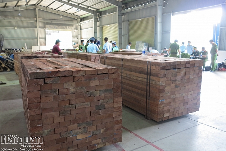 can canh vu bat giu lo hang khung hon 91 tan nghi nga voi tai cang da nang