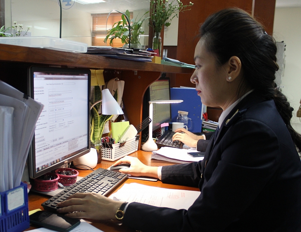 Công chức Cục Hải quan Hà Nội thực hiện nghiệp vụ. Ảnh: N.Linh