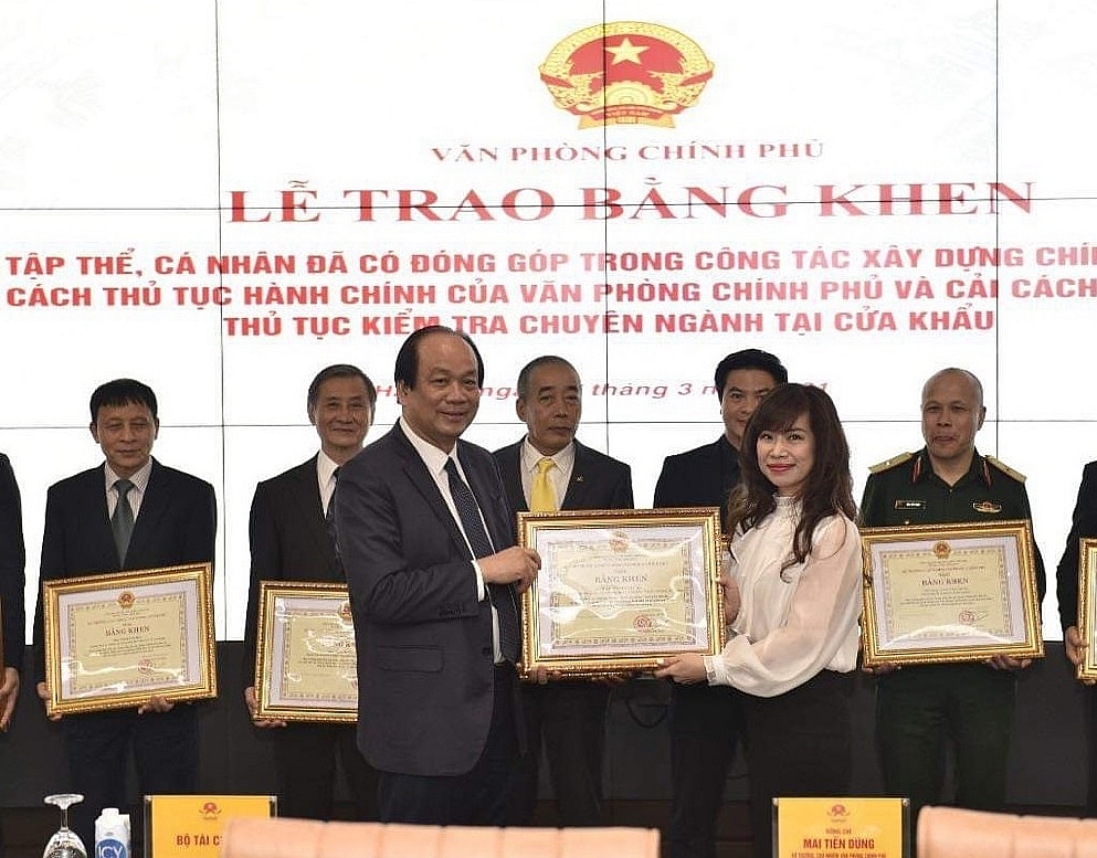 Phó trưởng Phòng Giám quản 1 (Cục Giám sát quản lý về hải quan) Lê Nguyễn Việt Hà nhận Bằng khen của Bộ trưởng, Chủ nhiệm Văn phòng Chính phủ Mai Tiến Dũng.