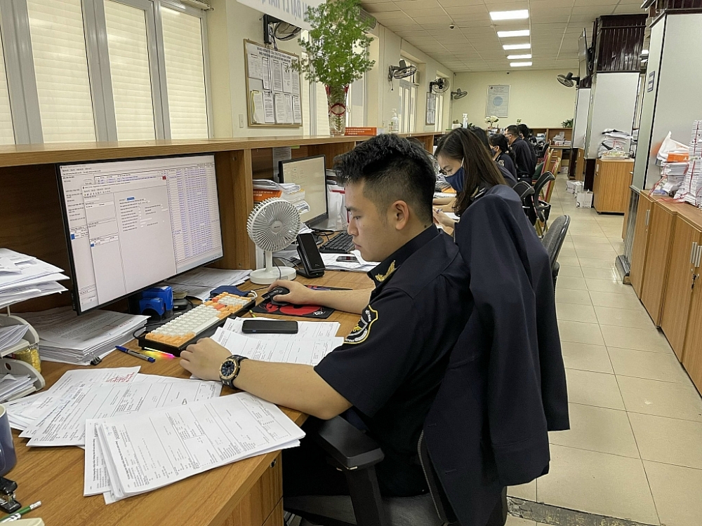 Hoạt động nghiệp vụ tại Chi cục Hải quan cửa khẩu cảng Hải Phòng khu vực 3. Ảnh: N.Linh
