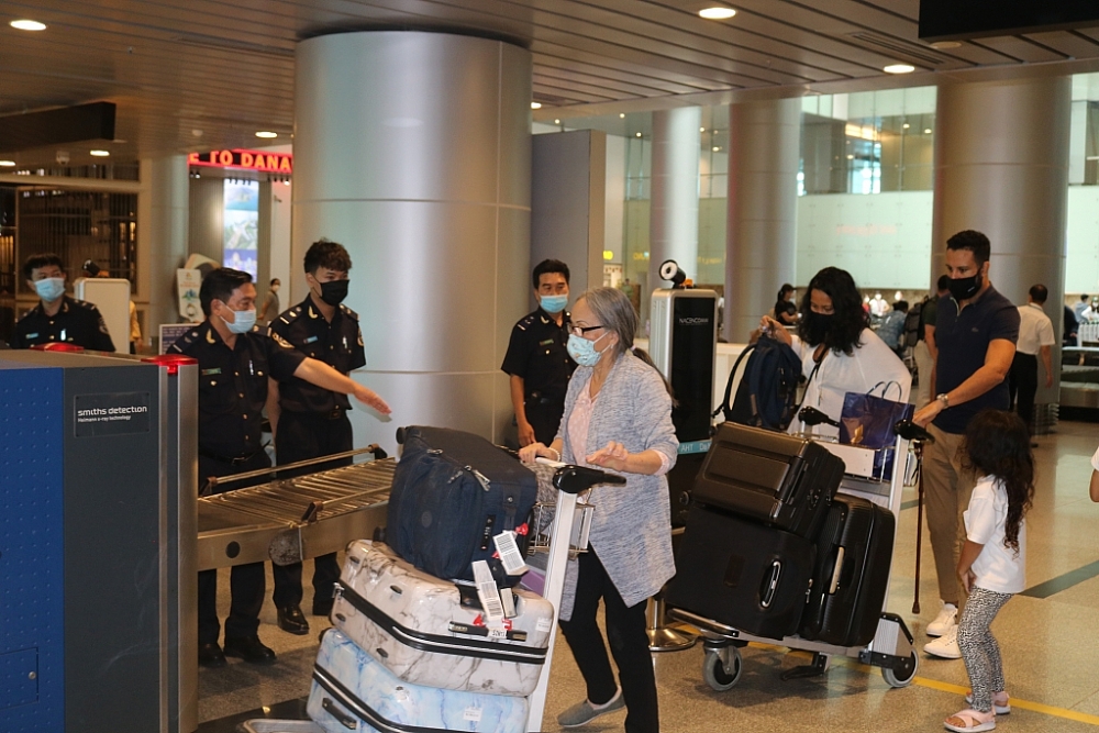 Công chức Chi cục Hải quan cửa khẩu quốc tế Đà Nẵng làm thủ tục cho những khách nhập cảnh đầu tiên. Ảnh: Nguyễn Thủy Công chức Chi cục Hải quan cửa khẩu quốc tế Đà Nẵng làm thủ tục cho những khách nhập cảnh đầu tiên. Ảnh: Nguyễn Thủy