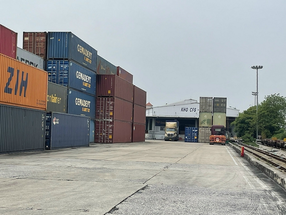 Nâng cao khả năng khai thác xếp dỡ hàng hóa tại Ga Yên Viên là một trong những yêu cầu đặt ra để tăng cường lưu thông hàng hóa. Ảnh: N.Linh