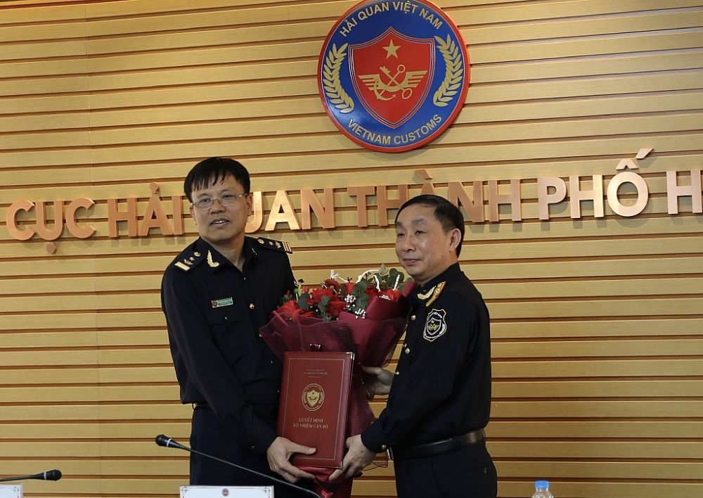 Phó Tổng cục trưởng Tổng cục Hải quan Hoàng Việt Cường (trái) trao quyết định bổ nhiệm đối với tân Phó Cục trưởng Cục Hải quan Hà Nội Nguyễn Mạnh Tuấn. Ảnh: N.Linh