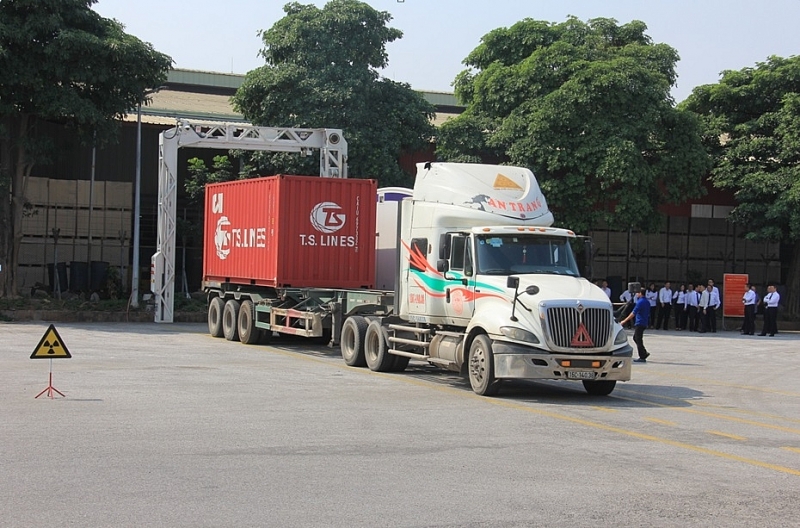 gan 900 container duoc kiem tra thuc te bang may soi di dong