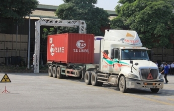 Gần 900 container được kiểm tra thực tế bằng máy soi di động