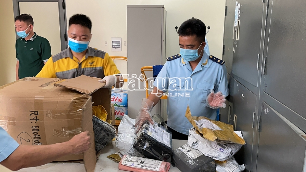 Các lực lượng chức năng kiểm tra lô hàng. 