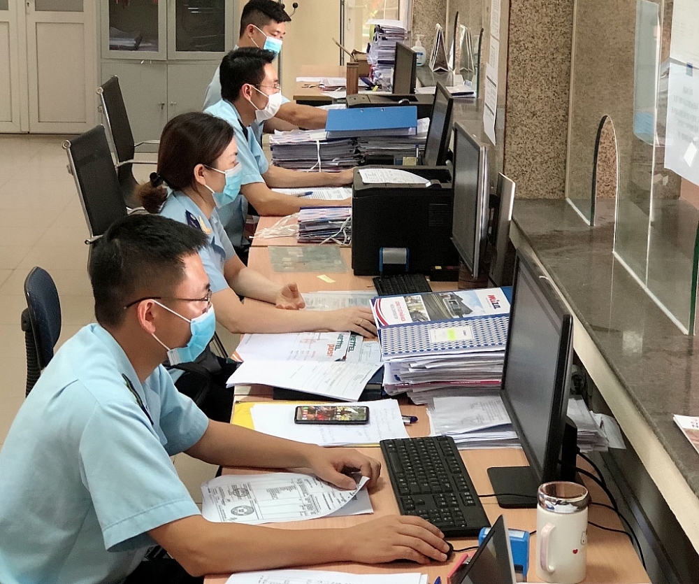 CBCC Chi cục Hải quan cửa khẩu cảng Nghi Sơn thực hiện công tác nghiệp vụ. Ảnh: P.Nhân