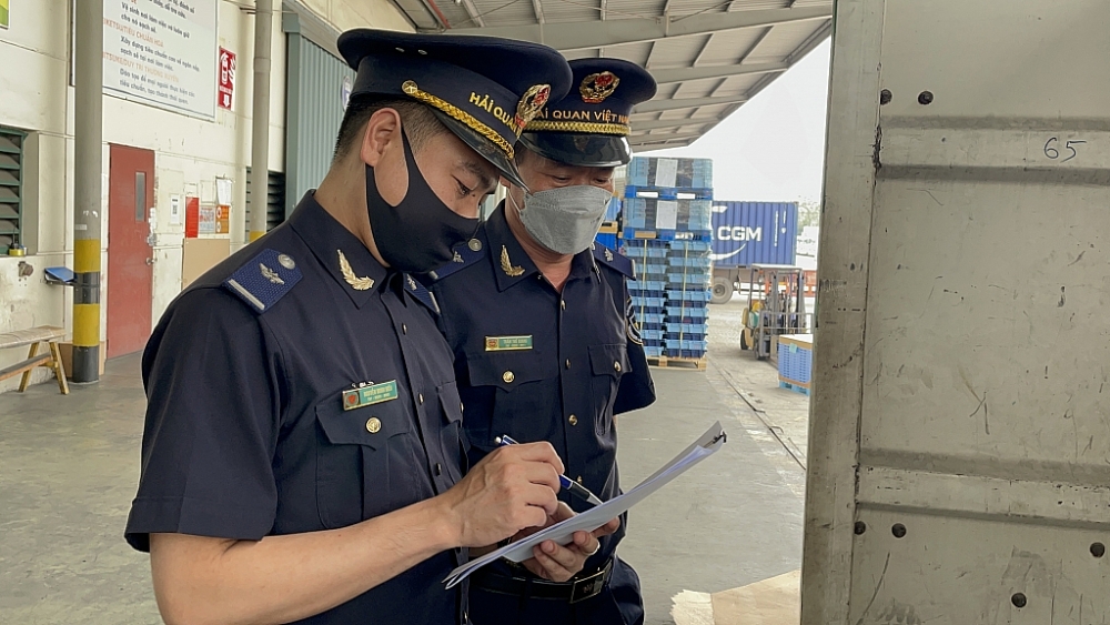 Công chức Cục Hải quan Hà Nội kiểm tra hàng hóa XNK. Ảnh: N.Linh
