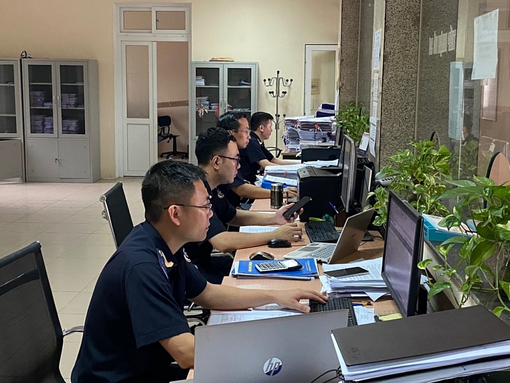 Hoạt động nghiệp vụ của công chức Cục Hải quan Thanh Hóa. Ảnh: Phong Nhân