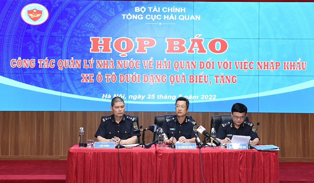 Đại diện Cục Giám sát quản lý về hải quan, Cục Thuế xuất nhập khẩu tham gia trả lời tại họp báo. 