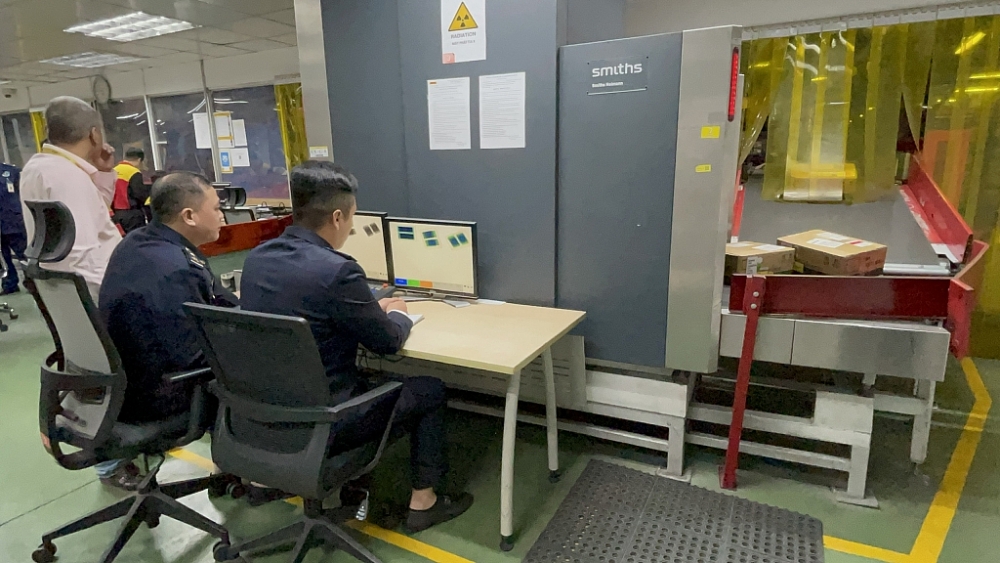 Công chức Chi cục Hải quan Chuyển phát nhanh (Cục Hải quan Hà Nội) kiểm tra hàng hóa qua máy soi. Ảnh: N.Linh Công chức Chi cục Hải quan Chuyển phát nhanh (Cục Hải quan Hà Nội) kiểm tra hàng hóa qua máy soi. Ảnh: N.Linh