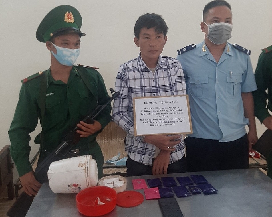 Đối tượng Hạng A Tủa (giữa) và tang vật vụ việc.