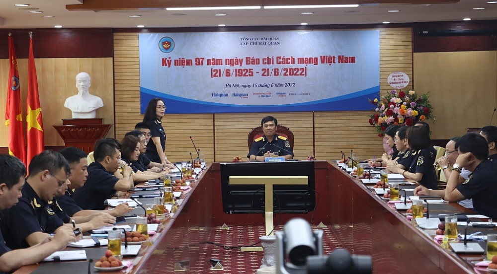 Tổng biên tập Vũ Thị Ánh Hồng phát biểu báo cáo kết quả công tác 6 tháng đầu năm của đơn vị. Ảnh: Quang Hùng