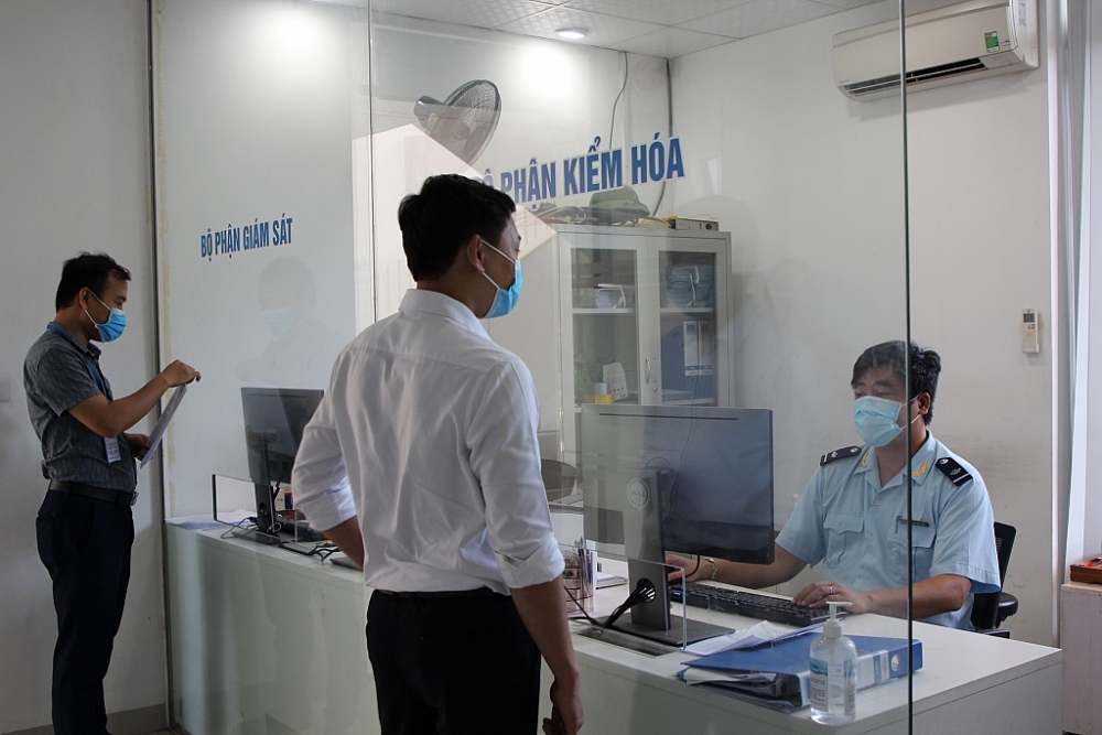CBCC Cục Hải quan Thanh Hóa thực hiện nghiệp vụ. Ảnh: Phong Nhân