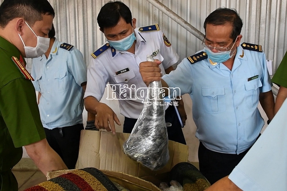 Ngày 17/7/2021, ngay khi lô hàng cập cảng, Cục đã chỉ đạo Chi cục Hải quan cửa khẩu Cảng Đà Nẵng giám sát chặt chẽ và chủ trì phối hợp với các đơn vị Cục Điều tra Chống buôn lậu Tổng cục Hải quan, Cục Cảnh sát môi trường (C05) - Bộ Công an, Công an thành phố Đà Nẵng, Bộ Tư lệnh vùng cảnh sát biển 2 và Biên phòng cửa khẩu Cảng Đà Nẵng tiến hành khám xét 1 container.