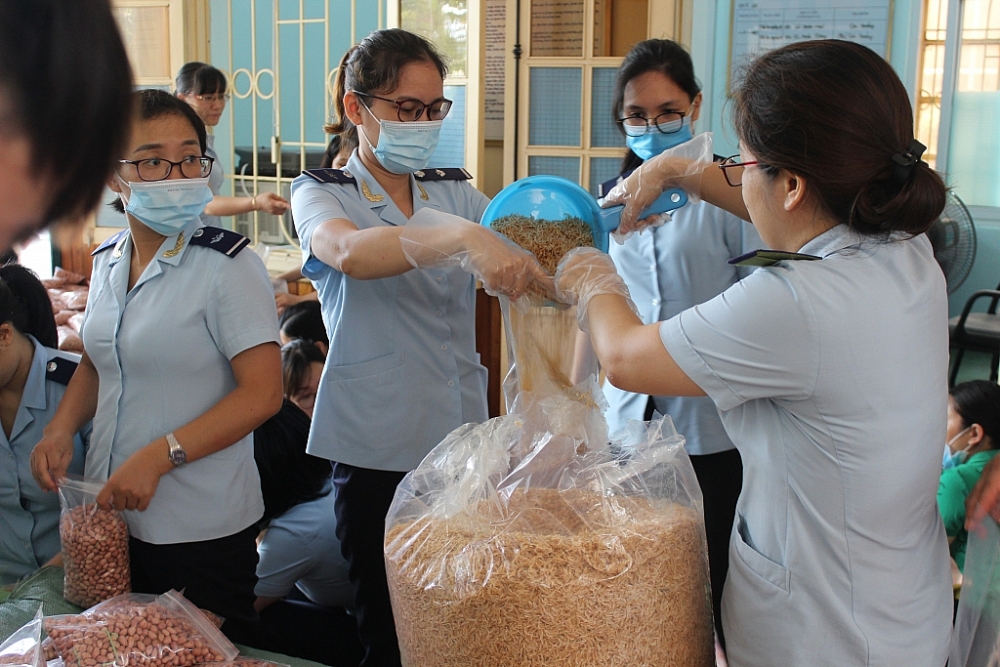 Hải quan Thanh Hóa ủng hộ gần 1 tấn hàng khô cho TP Hồ Chí Minh