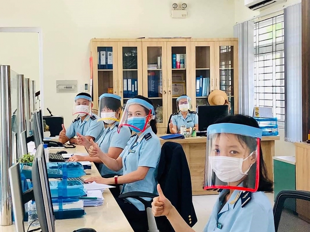 Hoạt động nghiệp vụ của CBCC Chi cục Hải quan KCN Hòa Khánh - Liên Chiểu. Ảnh: Hồng Vi.