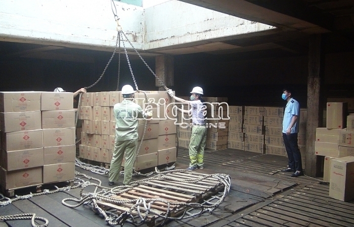 Tặng giấy khen vụ bắt giữ hơn 3 triệu bao thuốc lá trên vùng biển Vịnh Bắc Bộ