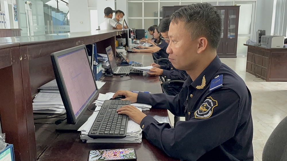 Hoạt động nghiệp vụ của Công chức Chi cục Hải quan Thủy An. Ảnh: N.Linh