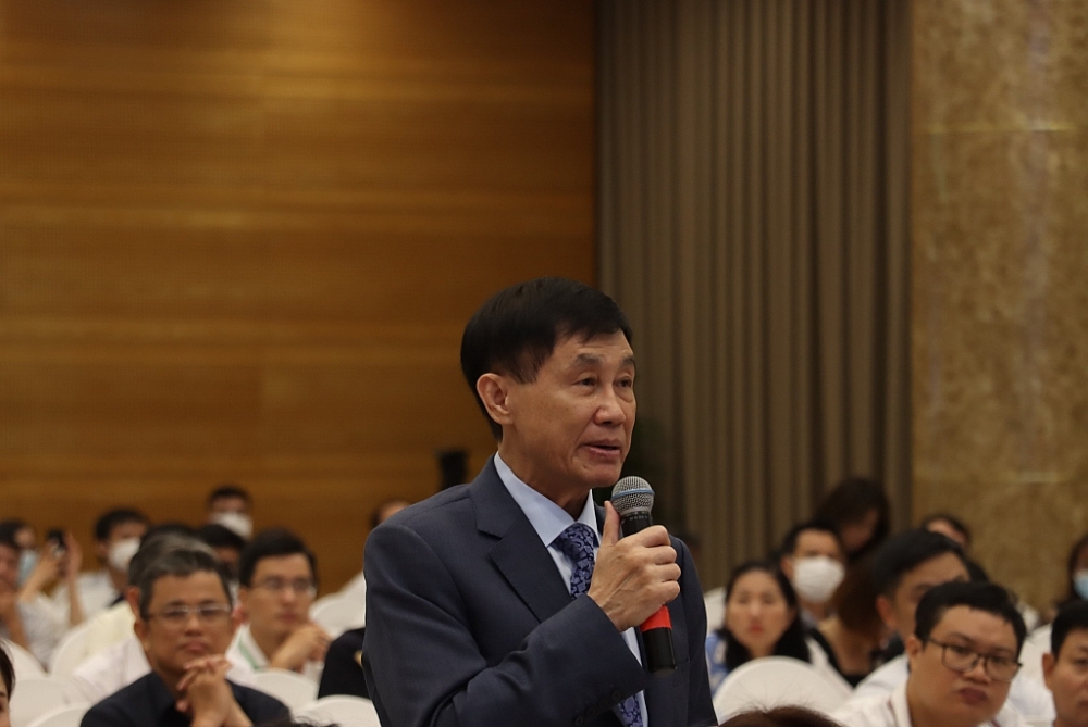 ông Johnathan Hạnh Nguyễn phát biểu tại Diễn đàn. Ảnh: Quang Hùng