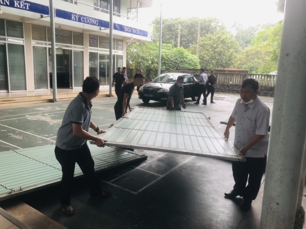 Các thiết bị gia cố, phòng chống bão được lắp đặt tại Chi cục Hải quan cửa khẩu cảng Đà Nẵng.
