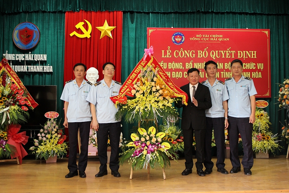 Đ/c Nguyễn Văn Thi, UVBTV Tỉnh ủy, Phó Chủ tihc UBND tỉnh Thanh Hóa tặng hoa chúc mừng 04 đồng chí Lãnh đạo được điều động, bổ nhiệm. Ảnh: P.Nhân