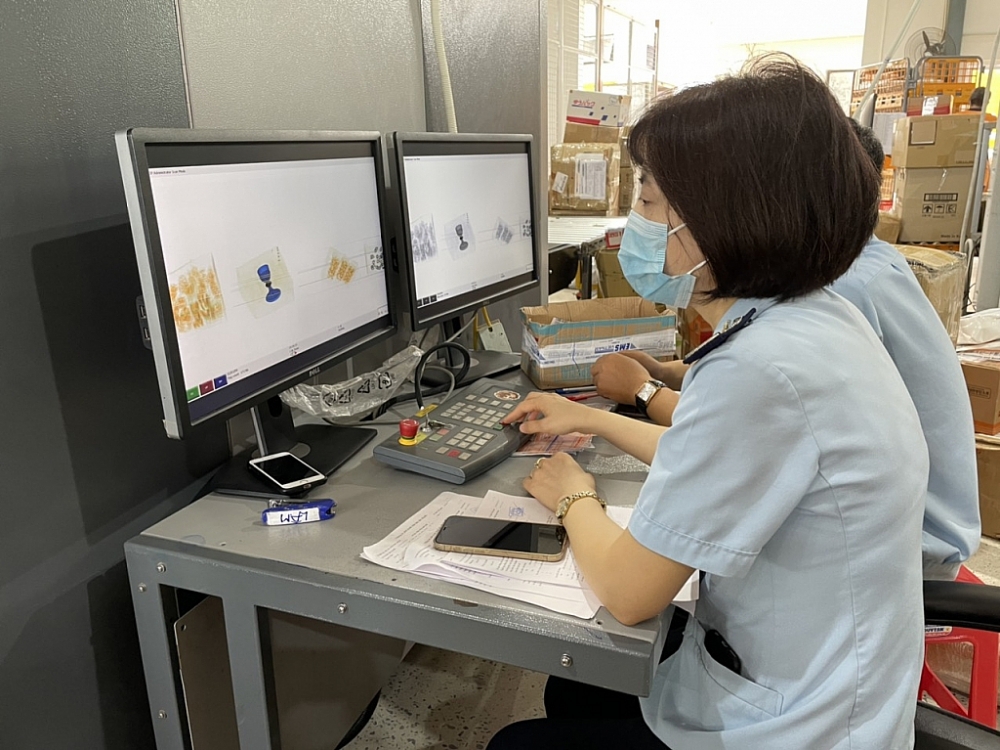 ứng dụng công nghệ thông tin giúp kiểm soát thời gian thông quan. Ảnh: N.Linh
