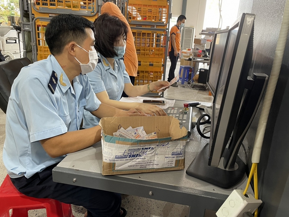 Hoạt động nghiệp vụ tại Chi cục Hải quan Chuyển phát nhanh (Hà Nội). Ảnh: N.Linh