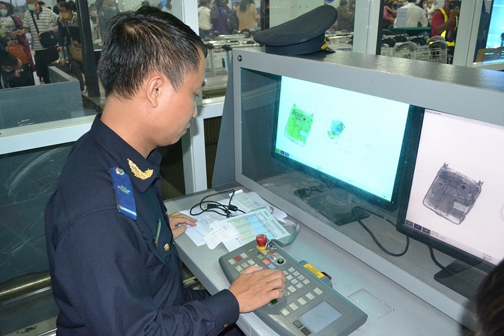 Công chức thực hiện soi chiếu hành lý.