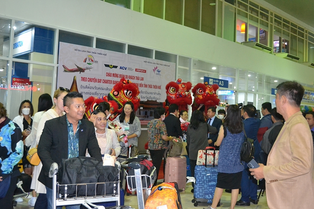 Niềm vui của hành khách khi đặt chân đến Thừa Thiên Huế.