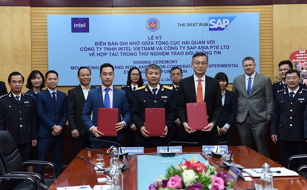 Các thành viên tham gia buổi lễ chụp ảnh lưu niệm.
