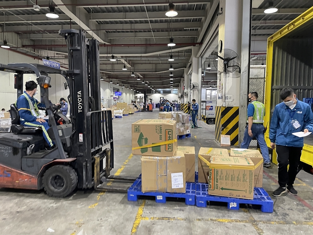 Hoạt động XNK hàng hóa tại cửa khẩu sân bay quốc tế Nội Bài. Ảnh: N.Linh