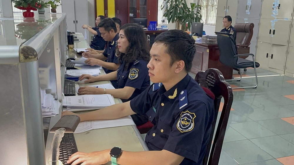 Hoạt động nghiệp vụ của công chức Chi cục Hải quan Phú Thọ. Ảnh: N.Linh