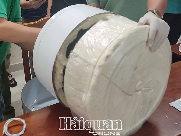 Kiện hàng thứ 2, 1 khối kim loại hình trụ màu trắng.
