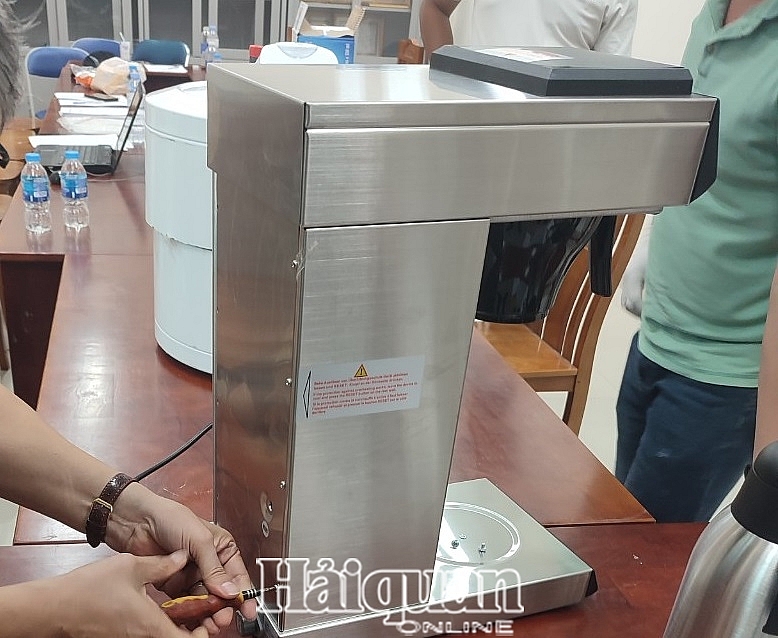 Kiện thứ nhất, chứa 1 hộp giấy bên ngoài có hình máy pha cà phê, bên trong hộp có 1 máy pha cà phê.