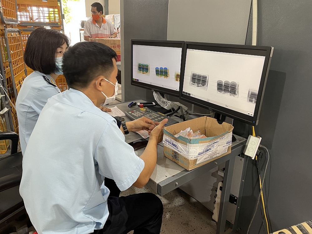 Hoạt động nghiệp vụ tại Chi cục Hải quan Chuyển phát nhanh (Hà Nội). Ảnh: N.Linh