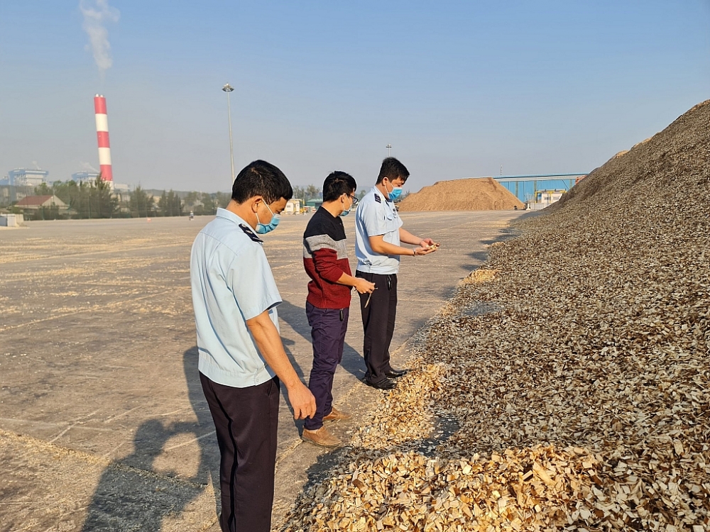 Công chức Chi cục Hải quan cửa khẩu cảng Nghi Sơn kiểm tra thực tế hàng hóa. Ảnh: Phong Nhân