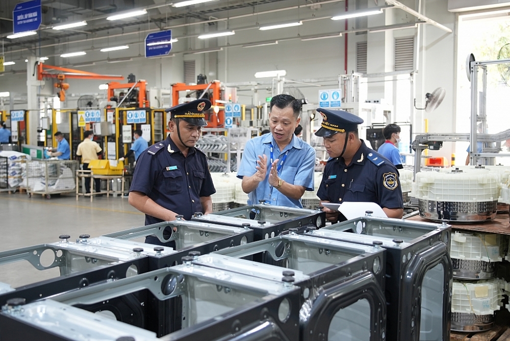 Công chức Cục Hải quan Đồng Nai kiểm tra hàng hóa xuất nhập khẩu.