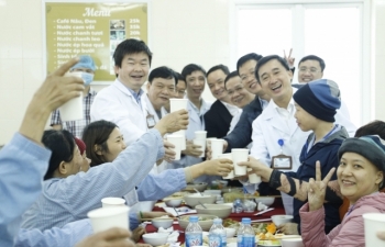 Xúc động bên bữa cơm tất niên cùng bệnh nhân ung thư