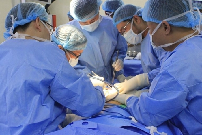 Việt Nam: Thay toàn bộ xương đùi bằng kim loại cho bệnh nhân