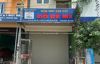 Bé trai bị bỏ quên trên xe ô tô được ra viện