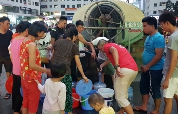 Hỗ trợ nước sạch cho người dân khu vực “nước bẩn” hoành hành
