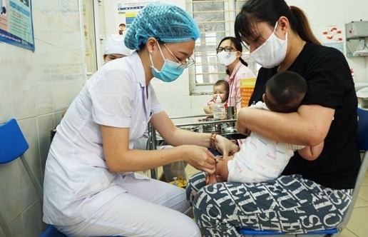 Cha mẹ cần làm gì để phòng bệnh cho trẻ khi thời tiết chuyển lạnh?