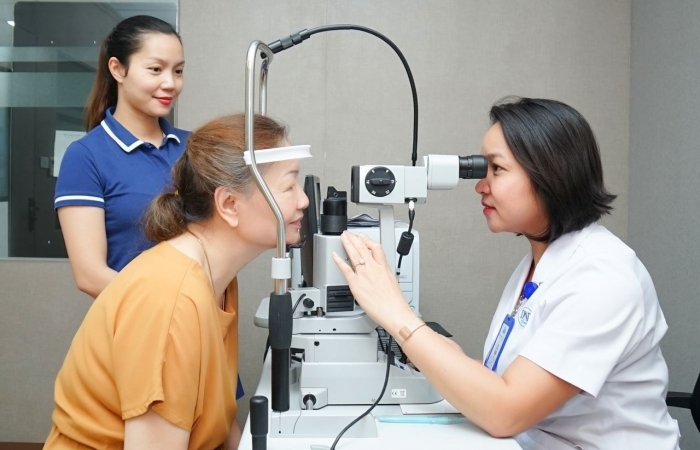 Thường xuyên tái khám để tránh mù loà do bệnh lý đáy mắt