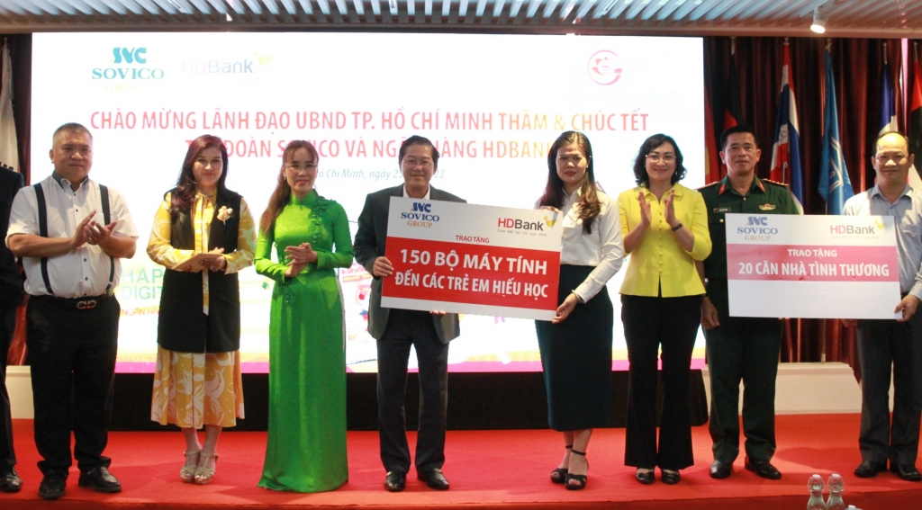 Tập đoàn Sovico và HDBank đã trao tặng TP.HCM kinh phí xây dựng những căn nhà tình thương và hàng trăm bộ máy tính cho các em học sinh có hoàn cảnh khó khăn