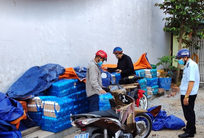 Tang vật là hàng trăm thùng sữa Ensure tại hiện trường