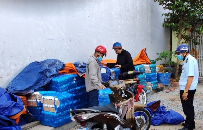 Lần theo 'cửu vạn' bắt giữ trên 7.000 chai sữa Ensure nhập lậu