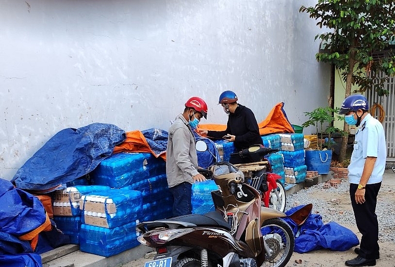 Tang vật là hàng trăm thùng sữa Ensure tại hiện trường