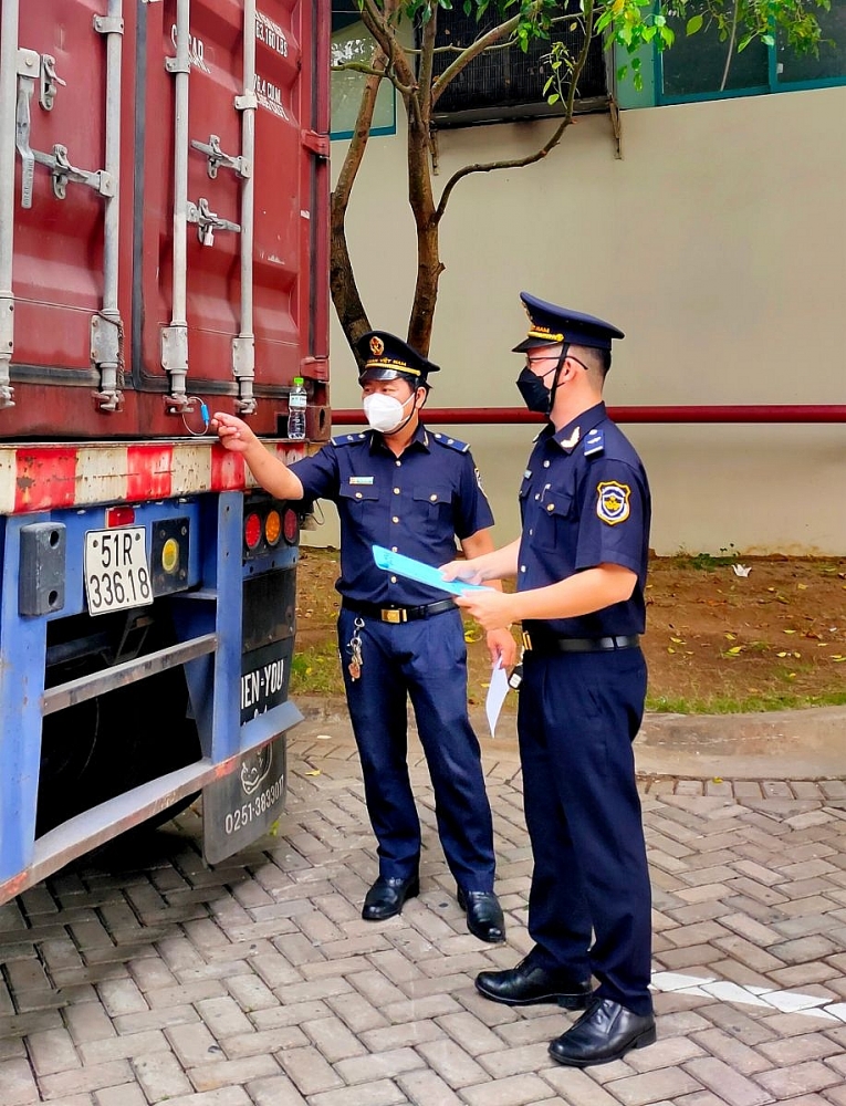 Công chức Cục Hải quan thành phố Cần Thơ kiểm tra hàng hóa XNK. Ảnh: Văn Hiền