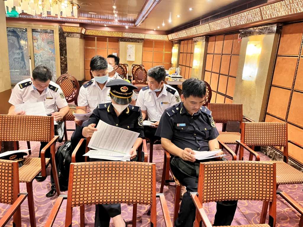 Chi cục Hải quan Phú Quốc làm thủ tục cho tàu duCosta Serena